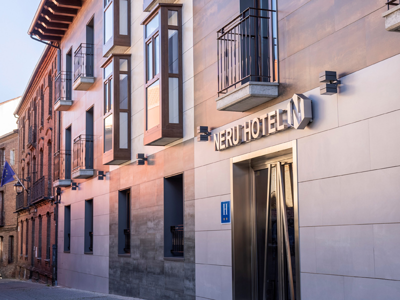 neru hotel en leon encanto boutique barrio humedo fachada noche 1