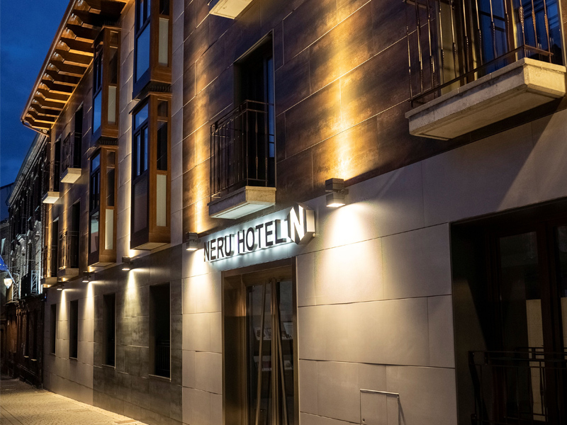 neru hotel en leon encanto boutique barrio humedo fachada noche