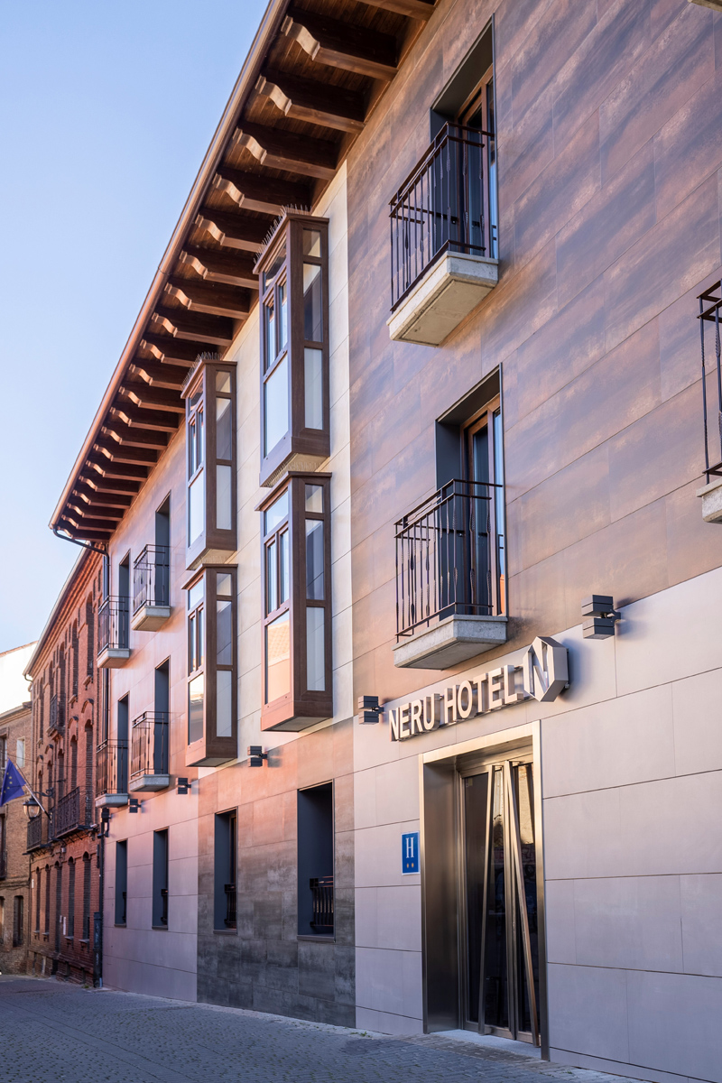 neru hotel en leon encanto boutique barrio humedo vertical noche