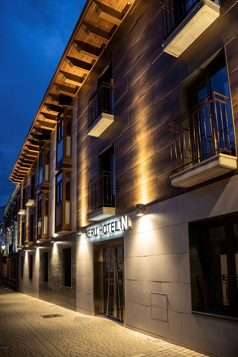 neru hotel en leon encanto boutique barrio humedo vertical noche